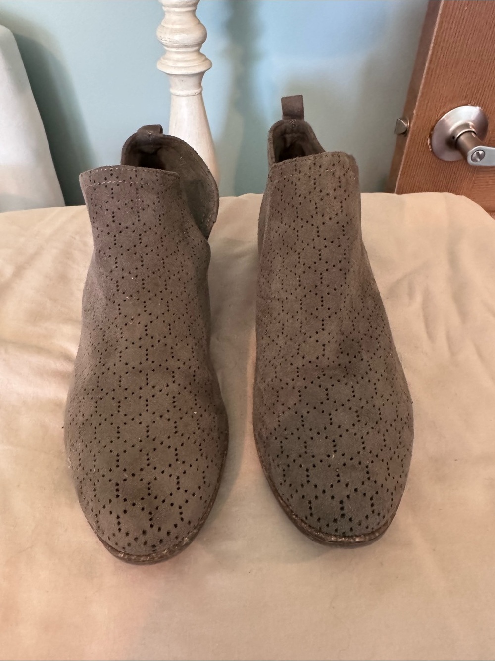 Women’s Dr. Scholl’s Olive Green Suede Perforated Chelsea Boots-Size 6.5M